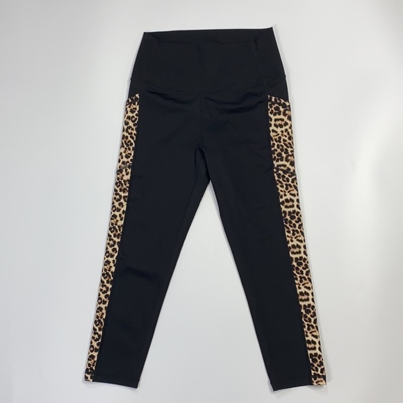 Zyia Active Cropped Leopard Print Crop Leggings/Capri With Pockets - Picture 2 of 9